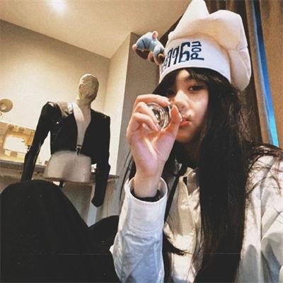 女孩的钓鱼慢活